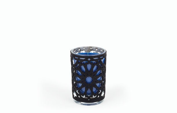 玻璃烛台孤立的白色背景与剪辑路径。图片下载