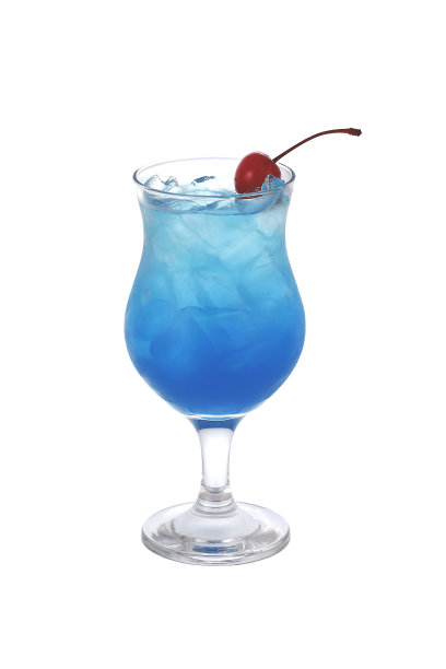 蓝色鸡尾酒与冰和樱桃在Poco大玻璃杯隔离白色背景。美人鱼骡子鸡尾酒。图片下载