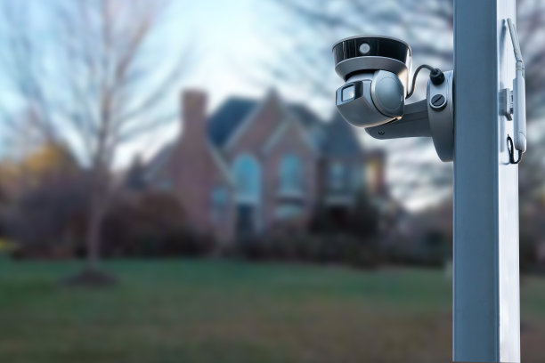 闭路电视摄像机或监控运行与房屋村为背景。图片下载