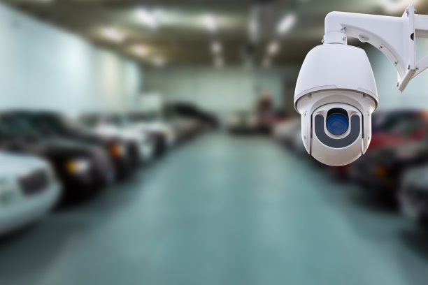 室内停车场装有闭路电视摄像机或监控系统。图片下载