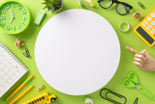 让自己沉浸在教育的世界里，这张俯视图照片展示了一个孤立的浅绿色背景上凌乱的孩子的工作场所，空白的圆圈显示文字或广告图片下载