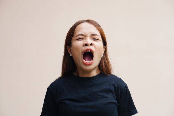 亚洲女人早上很困。图片下载