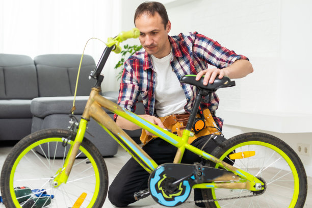 年轻人在家修自行车图片下载
