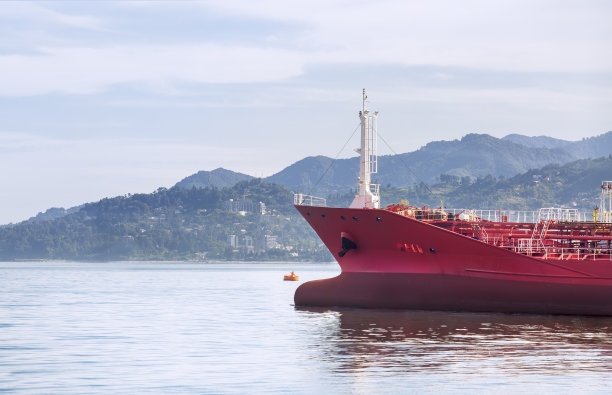 以山海为背景的红船船头图片下载