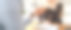 两名戴着头巾的亚洲妇女在创业公司会议后握手。由一个年轻而有才华的女人经营。经营理念经营公司，发展公司图片下载