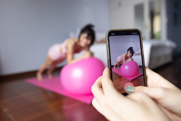 年轻的亚洲女性在家里的卧室里练习瑜伽伸展和锻炼图片下载