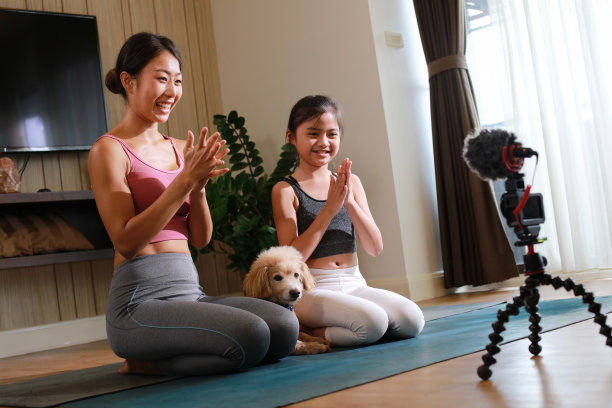 健康家庭，妈妈和小女孩在家在线直播瑜伽健身图片下载