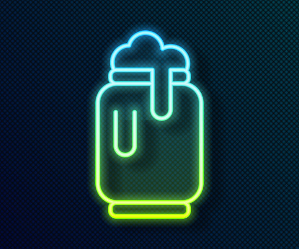 发光的霓虹灯线啤酒罐与泡沫图标孤立的黑色背景。向量图片下载