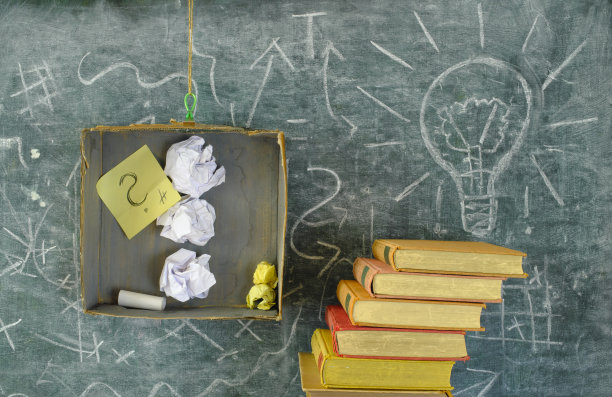 教育给方向，给书本，给黑板，给成功的阶梯。跳出思维定式，打击假新闻观念图片下载