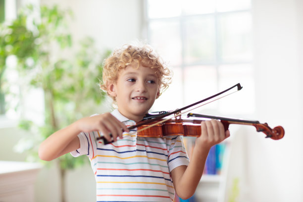 孩子拉小提琴。远程学习。图片下载