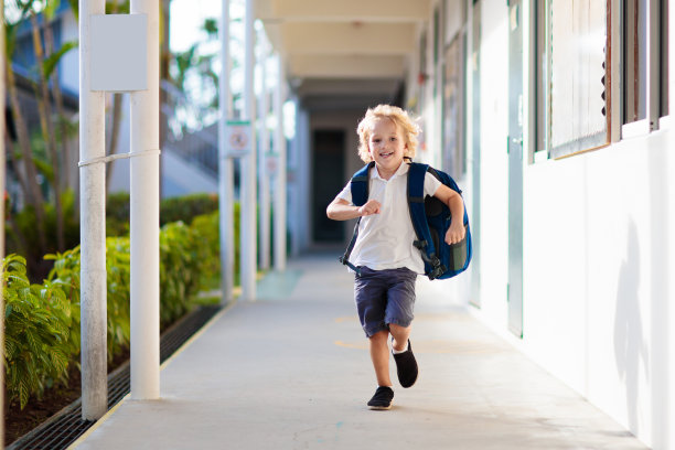 孩子们第一天上学图片下载