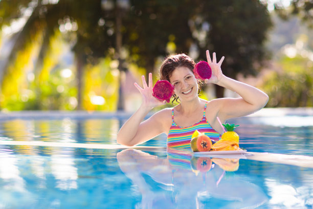 游泳池里的热带水果图片下载