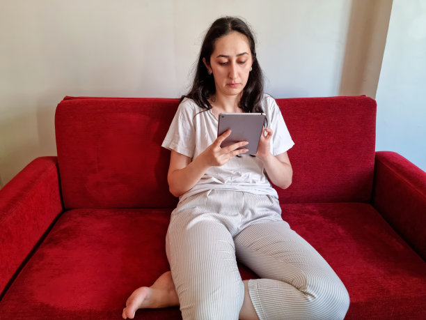 女性使用平板电脑图片下载