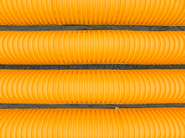 黄色地下雨水缓留单元在施工现场准备覆盖。抽象的圆形形状。图片下载