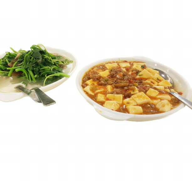 一张照片上有一碗汤和一盘沙拉，桌子上有两碗食物和一个勺子。图片下载