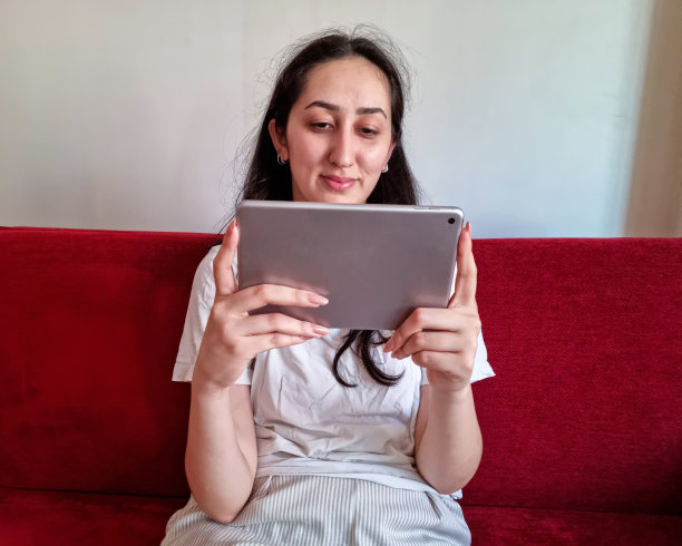 女性使用平板电脑图片下载