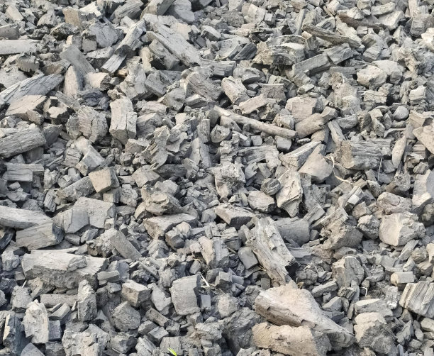 一堆瓦砾中间有一个黄色物体的照片，一堆岩石和砾石中间有一个黄色物体的特写。图片下载