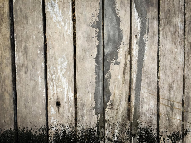 一张木墙的照片，上面的油漆脱落了，木板上的油漆脱落了，还有一个黑点。图片下载