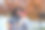 黑人女孩在大学里散步的肖像，秋天在大学里打电话回学校图片下载