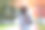 黑人女孩在大学里漫步，在秋天回到学校图片下载