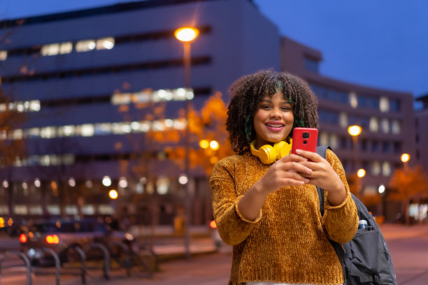 黑人女孩在清晨回学校的路上去大学的肖像图片下载