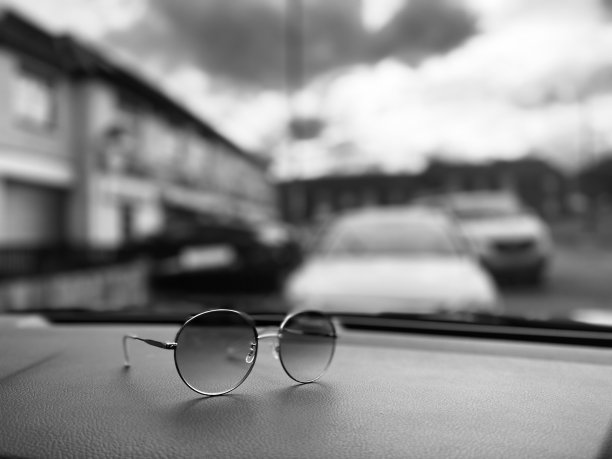 汽车仪表盘上的太阳镜图片下载