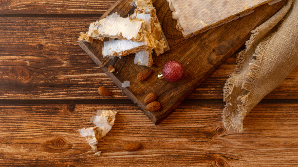 木桌上的杏仁杏仁甜点切片的俯视图图片下载