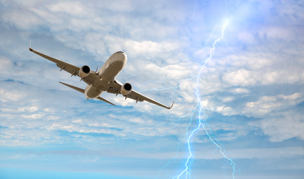 飞机在天空中打雷和闪电图片下载