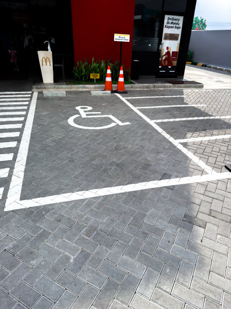 停车场设有轮椅专用标志图片下载