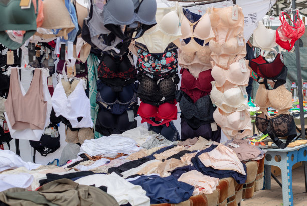 在街市上出售内衣。2023年6月乌克兰基辅图片下载