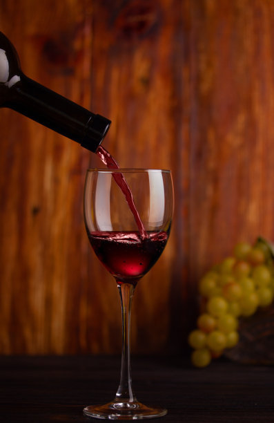 红酒从瓶子里倒进玻璃杯里图片下载
