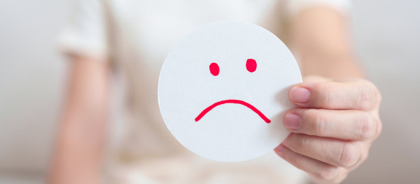 女人显示不快乐悲伤的脸纸，心理健康评估，心理学，健康健康，反馈，顾客评论，体验，满意度调查，消极思维和世界精神卫生日图片下载