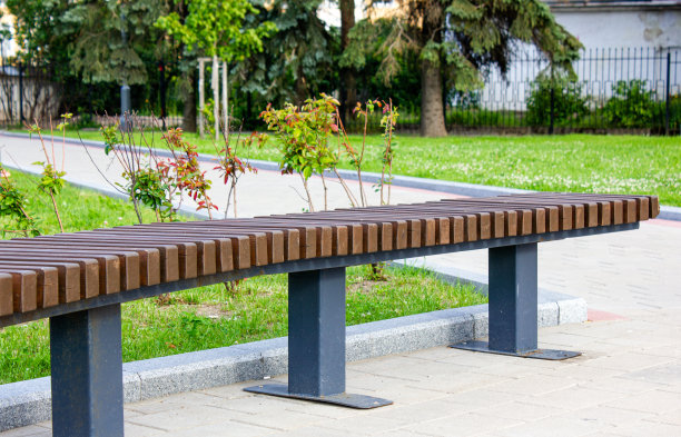 公园里的空木凳。没有人的长凳。图片下载