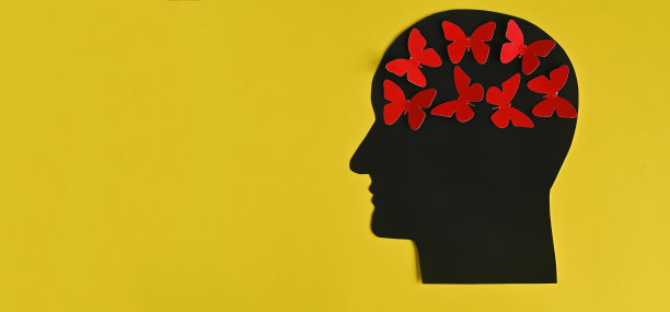 一个爱做梦的人，脑子里有很多蝴蝶般的想法。黄色背景上的概念。图片下载