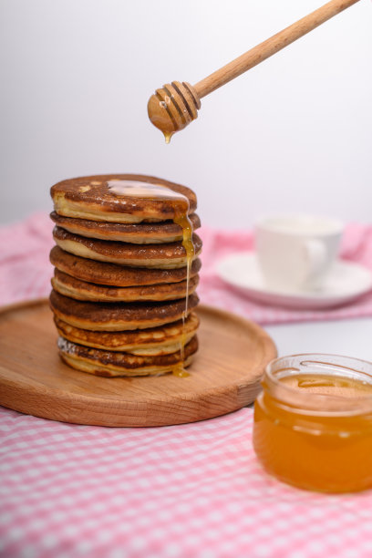 把煎饼堆在木板上。垂直的照片。图片下载