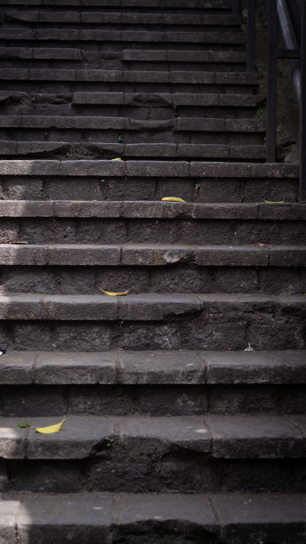 一系列精心设计的人行台阶让行人可以轻松安全地穿过景观图片下载