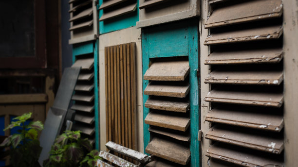 一个独特而迷人的房子窗户召唤着一个惊人的照片背景图片下载