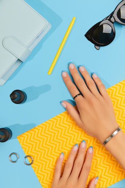 修剪整齐的女人的手与夏季配饰和规划师图片下载