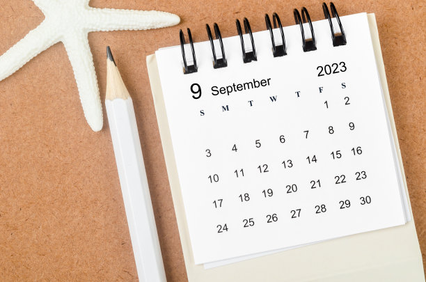 2023年9月月历，木制背景上有海星和铅笔。图片下载