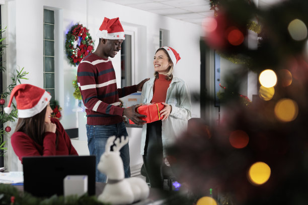 快乐工人收到礼物图片下载