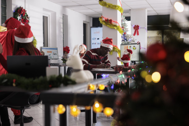 员工没有意识到圣诞老人的惊喜图片下载