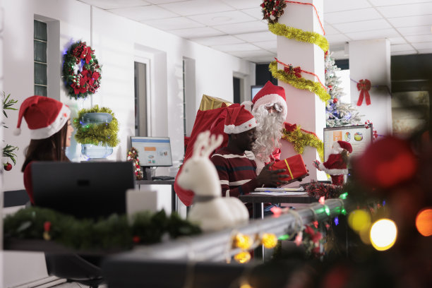 快乐的工人惊讶于圣诞老人图片下载