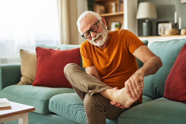 老人双手抱抱脚踝，关节疼痛图片下载