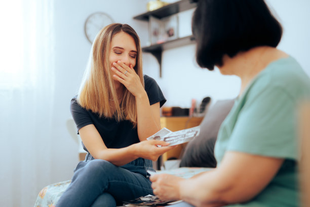母亲和女儿一起看老家庭照片图片下载