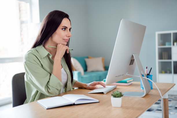 集中it公司员工的个人资料照片坐椅子拿笔看车间视频电脑显示商务中心工作站里面图片下载