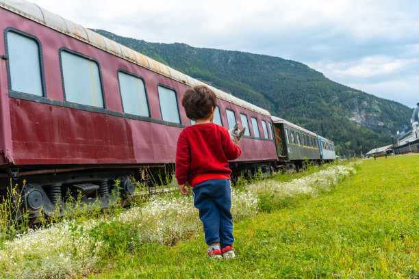 孩子们在比利牛斯山脉的坎弗朗火车站玩耍。西班牙图片下载