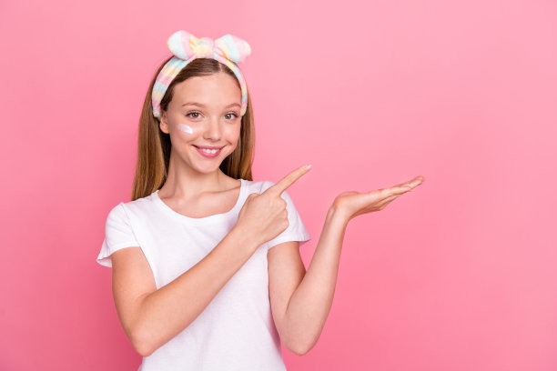 迷人开朗的人的肖像在粉红色的背景上，手指，手，手，手，展示孤立的空间图片下载