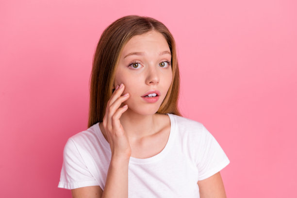 照片不满意的女孩手手指触摸脸颊皮肤丘疹空白空间广告孤立的粉红色背景图片下载