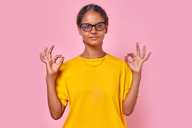 年轻自信的印度少女站在演播室里，做着ok的手势图片下载