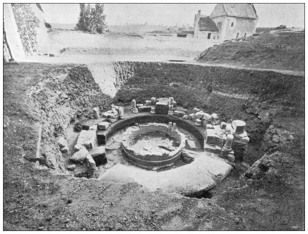 古色古香的景象:缅因和卢瓦尔的罗马别墅喷泉的废墟图片下载